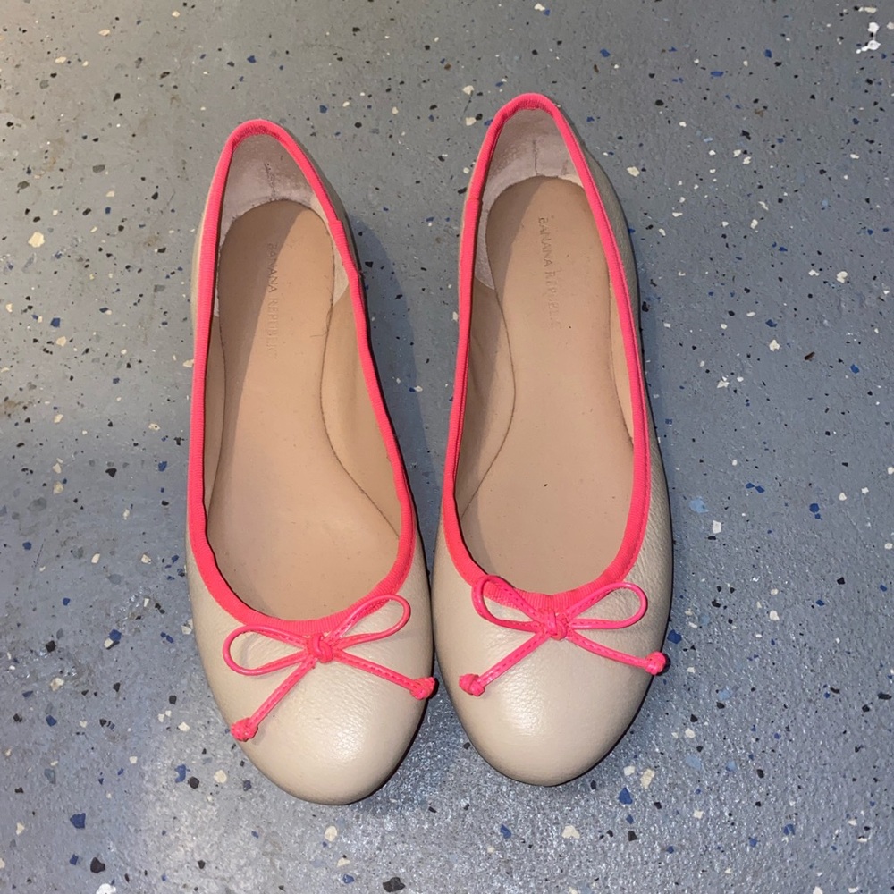 Beige flats with pink accent